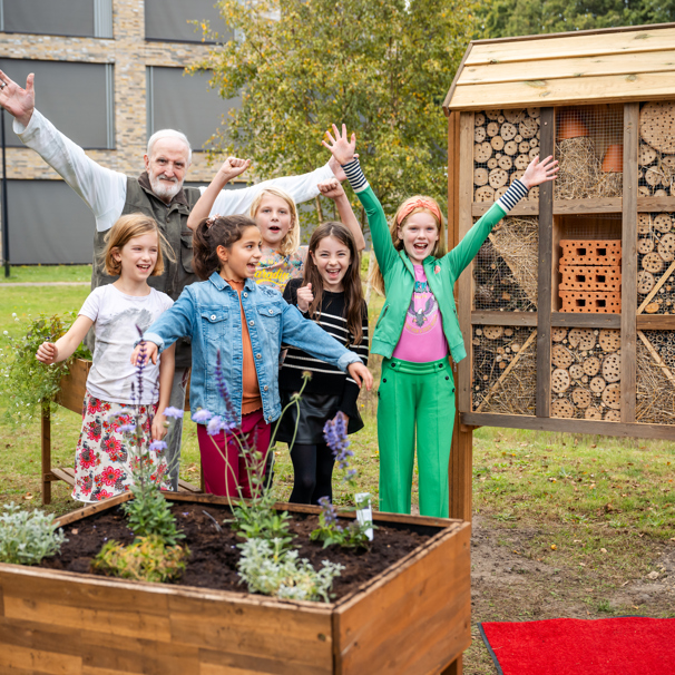 Opening insectenhotel Anna Ouderenzorg Insectenhotel bij Anna Ouderenzorg geopend door bewoner en basisschoolleerlingen